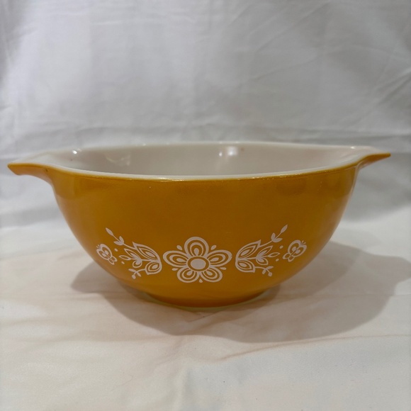 Vintage Pyrex Mixing or Baking bowl - Picture 1 of 3